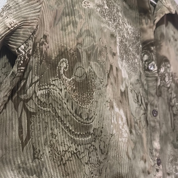 Green Patterned Button-Up Blouse - Picture 3 of 6